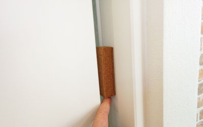 引き戸のドア枠に張り付けたコルク