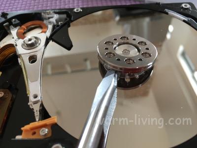 HDD破壊_スピンドルからプラッタを外す2