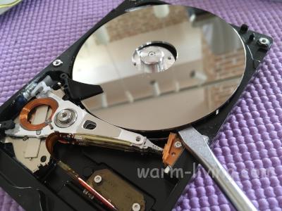 HDD破壊_スピンドルからプラッタを外す4