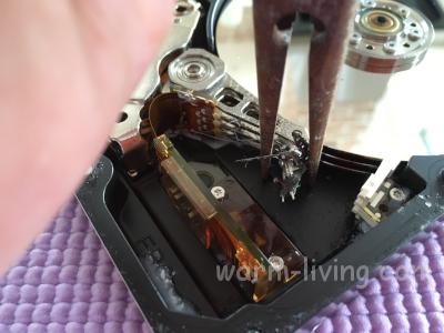 HDD破壊_ペンチで磁気ヘッドの先端を破壊