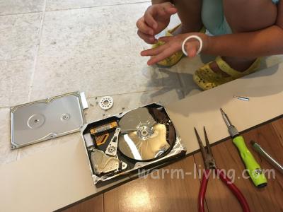 HDD破壊_開けたHDD子供が興味津々
