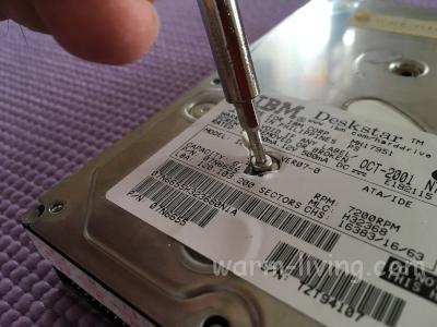HDD破壊_隠しネジを開ける