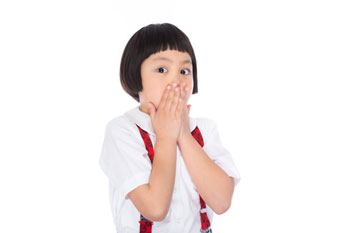 驚く前髪ぱっつんの女の子