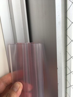 フィンガーアラートの取り付け／ドアの蝶番にあてがう