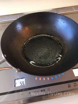 洗った後の鉄フライパンをIHで空焼きして乾燥させる