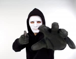 拳銃を右手に持った強盗