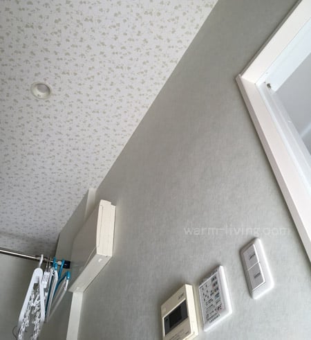 ロールスクリーンでしたから取り入れた日光が天井に反射した部屋の例