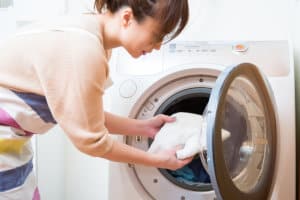 洗濯機を使う女性