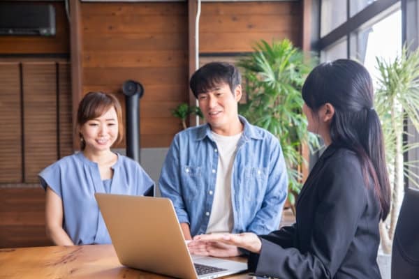 住宅の相談をする夫婦と女性アドバイザー