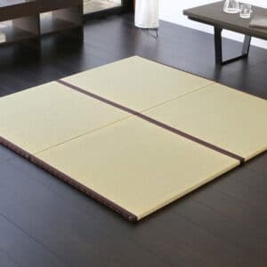 置き畳の商品例／ダークブラウンのフローリングに置いたイメージ