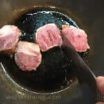 ビタクラフト「スーパー鉄」の中で肉をナイフで切り分ける