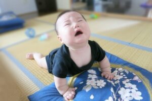 畳の上で泣く赤ちゃん