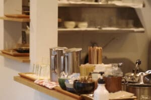生活感あふれたゴチャついたキッチンのイメージ