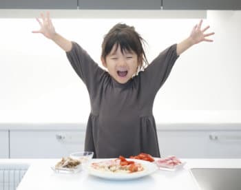 キッチンで料理のお手伝いをする女の子