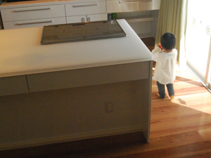 キッチンをぐるぐる回って遊ぶ子供