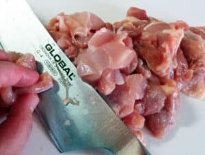 グローバルはお肉の固い筋やチキンの弾力ある皮もスパッと切れます