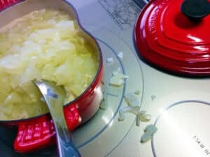 鍋からIHの天板にこぼれ落ちた玉ねぎ