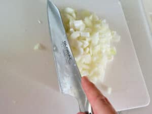 グローバルの包丁で玉ねぎ1個をみじん切り