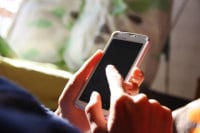 スマホを操作中
