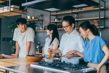 ホームパーティーでキッチンに集まる友人たちのイメージ