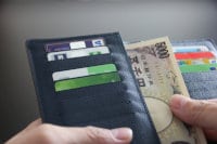 財布から5000円を取り出す