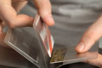 クレジットカード入れを持つ手