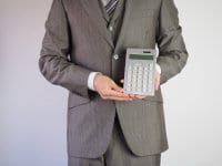 電卓を持った営業マン