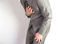 胸を痛がる男性