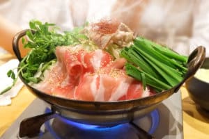 カセットコンロと鍋料理